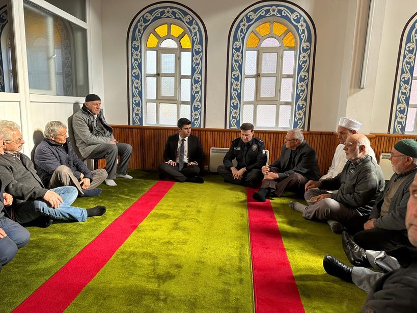 Kaymakamımız Sayın Murat KARNAP İlçemiz Çukur Mahallesinde Cuma Namazını Kıldıktan Sonra Hane Ziyaretinde Bulundu.